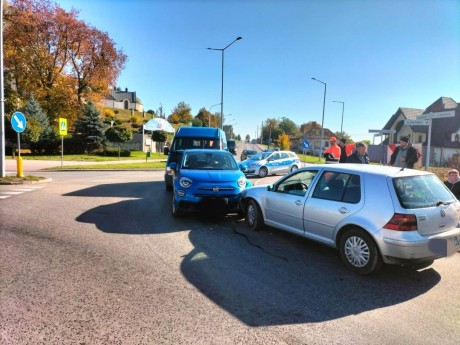 Trzy auta zderzyły się na rondzie. Pijany kierowca jechał pod prąd