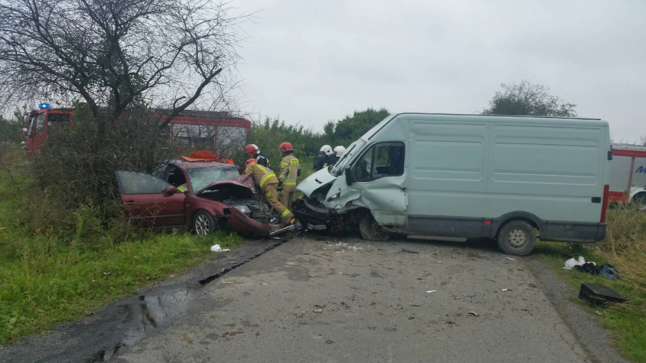 Wypadek w powiecie staszowskim. Trzy osoby w szpitalu, utrudnienia w ruchu