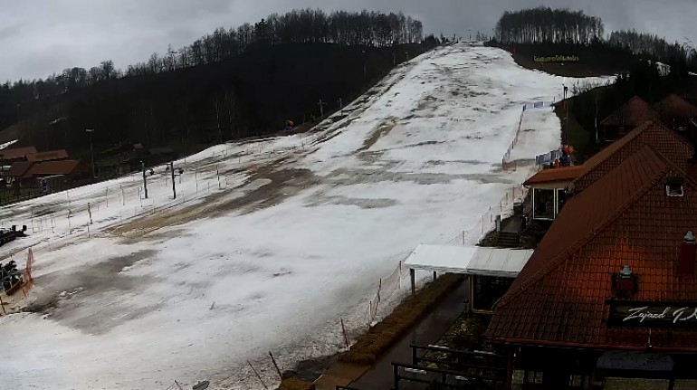 Śnieg spłynął ze stoków. Czy w tym sezonie będzie można jeszcze pojeździć na nartach?