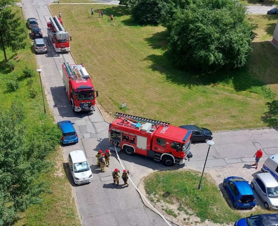 Dużo dymu i… doniczka. Strażacka akcja w kieleckim bloku