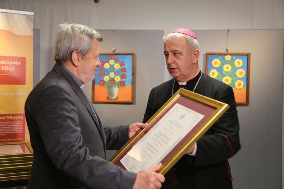 Biskup Jan Piotrowski wręczył odznaczenia misyjne