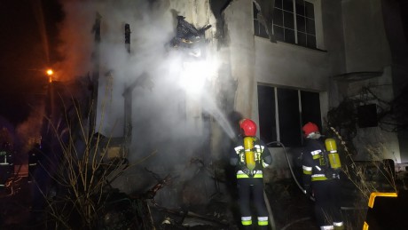 Nocny pożar w Skarzysku-Kamiennej. Z ogniem walczyło 19 strażaków