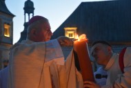 Chrystus zmartwychwstał! Biskup Jan Piotrowski przewodniczył Wigilii Paschalnej