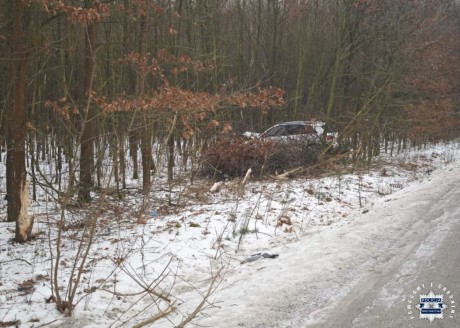 Kompletnie pijany kierowca zakończył podróż w rowie. Wpadł dzięki policjantowi po służbie