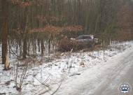 Kompletnie pijany kierowca zakończył podróż w rowie. Wpadł dzięki policjantowi po służbie