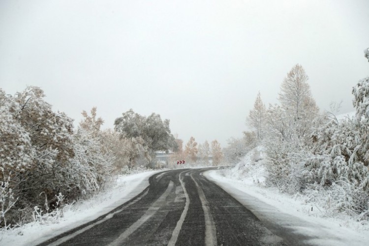 Mocno sypnęło śniegiem. Uważajcie na drogach!