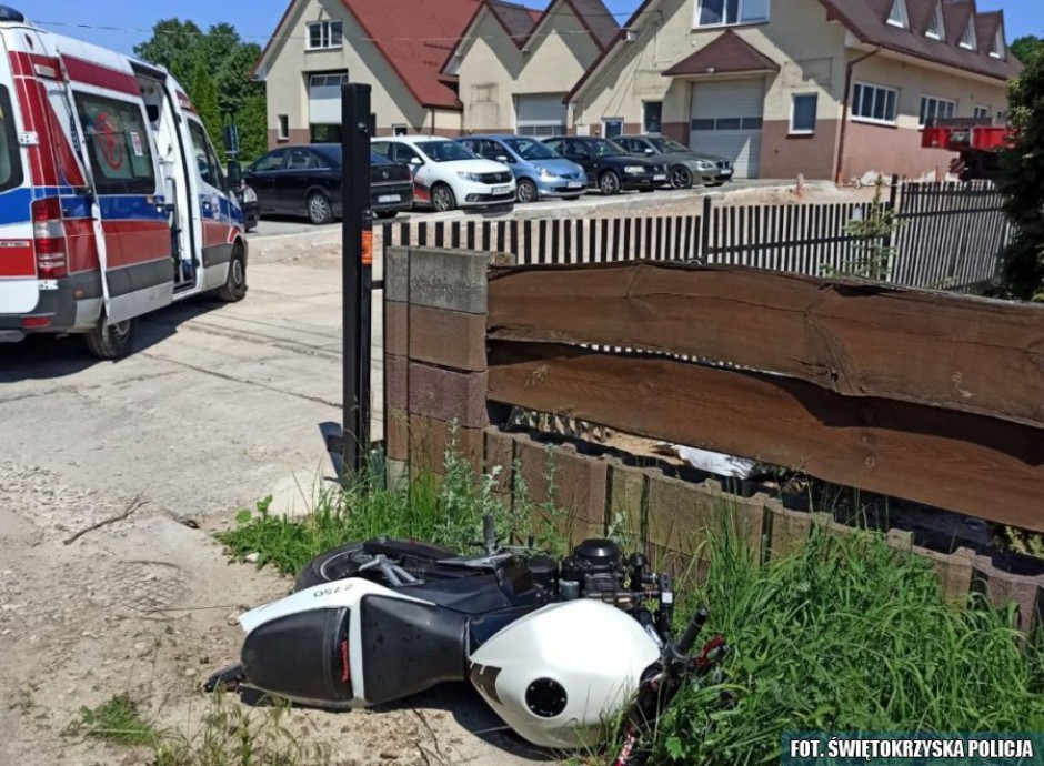 Pijany motocyklista zakończył podróż na ogrodzeniu