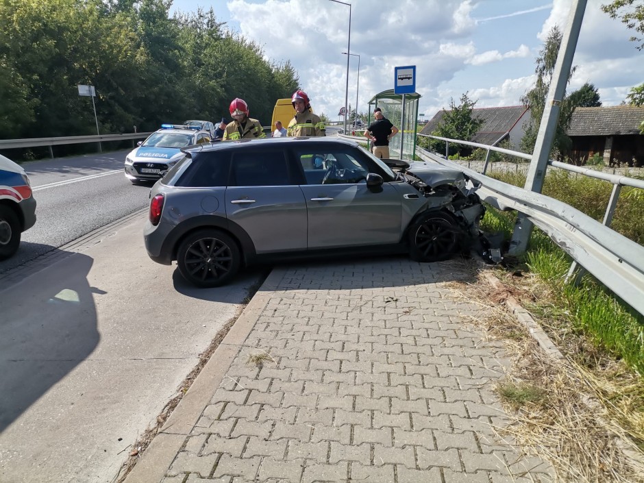 Samochód osobowy uderzył w przystanek