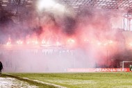 Służby musiały uspokoić "świętą wojnę". Strażacy gasili stadionowe krzesełka