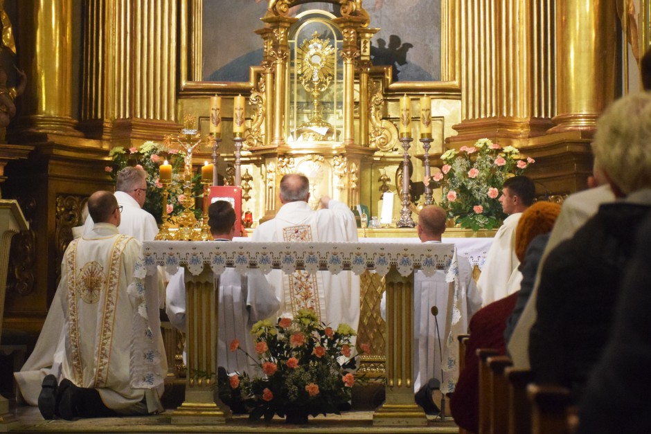 Biskup Jan Piotrowski: W tabernakulum Jezus jest dla nas - Radio eM Kielce