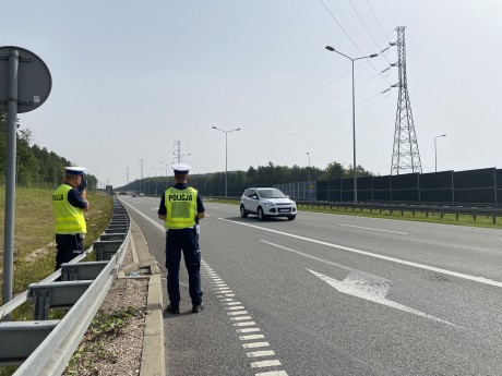 Jazda „na zderzaku” zabroniona. Policjanci kontrolowali przestrzeganie nowych przepisów