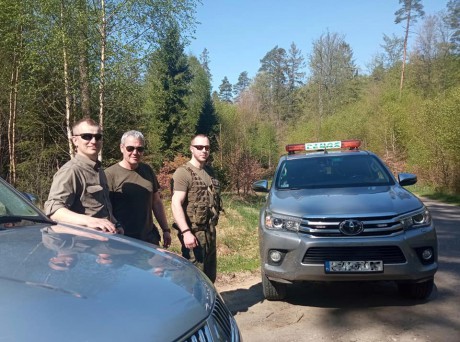 Strażnicy leśni mają masę pracy. W lasach mniej kradzieży, za to więcej śmieci