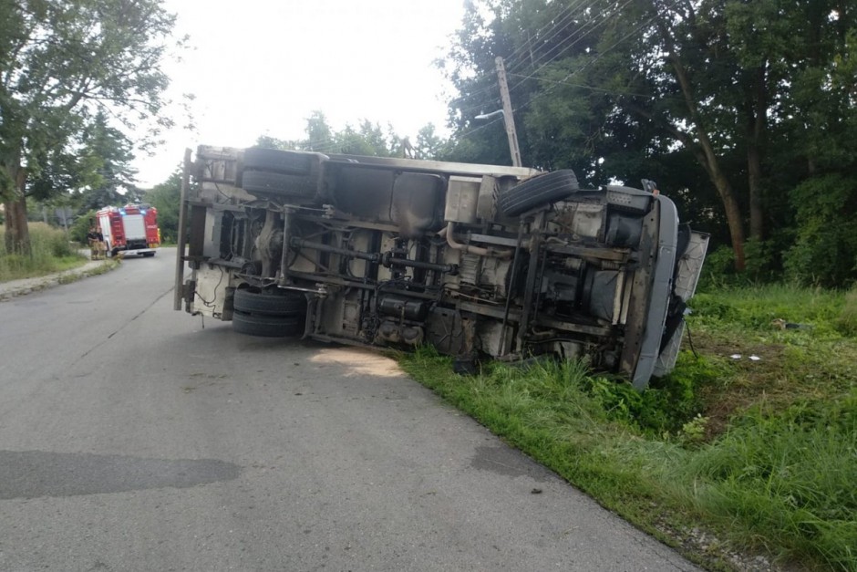 Nietrzeźwy kierowca uderzył w słup i wpadł do rowu