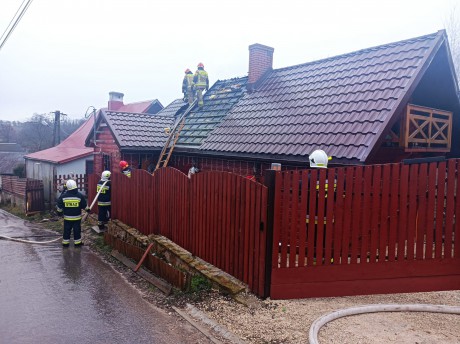 Pożar w powiecie ostrowieckim. Osiem zastępów straży w akcji