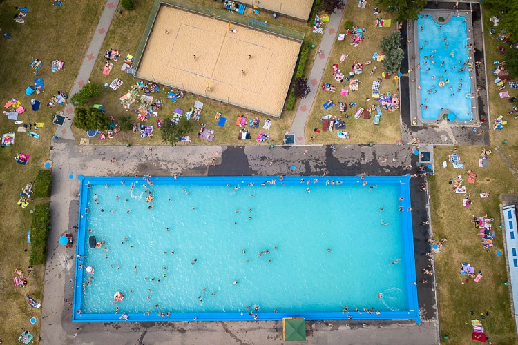 [VIDEO Z DRONA] Tłumy kielczan na basenach przy ul. Szczecińskiej