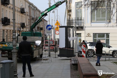 Podświetlane słupy reklamowe stanęły w centrum Kielc