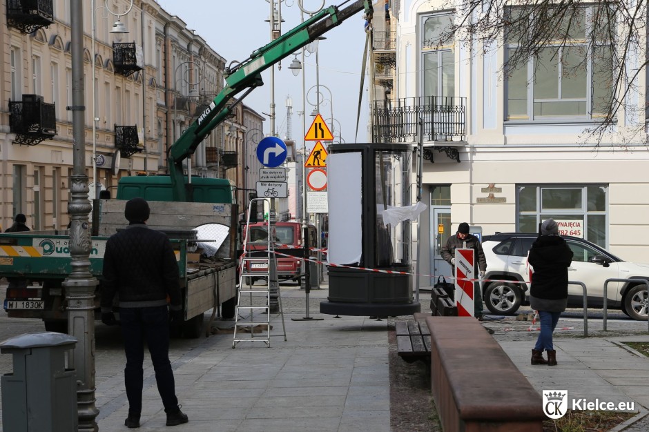 Podświetlane słupy reklamowe stanęły w centrum Kielc