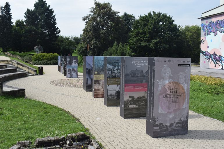 "Wołyń 1943. Wołają z grobów których nie ma" - wystawa na Placu Artystów w Kielcach