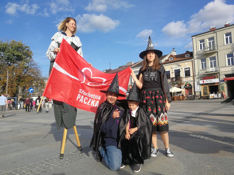 [GALERIA] Dobre uczynki królowały na kieleckim rynku