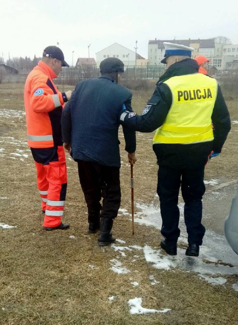 Mężczyźnie groziło wychłodzenie. Uratowali go kieleccy policjanci