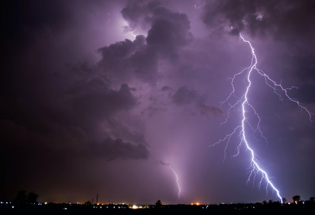 Groźna burza nad Kielcami. IMGW wydało ostrzeżenia