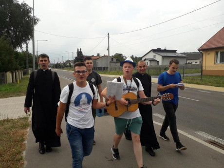 Jutro dotrą na Jasną Górę. Kieleccy klerycy w drodze do Maryi