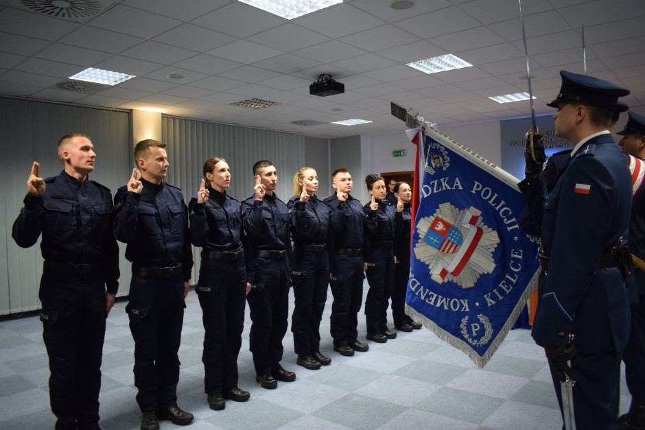 Komenda Wojewódzkiej Policji w Kielcach z nowymi funkcjonariuszami
