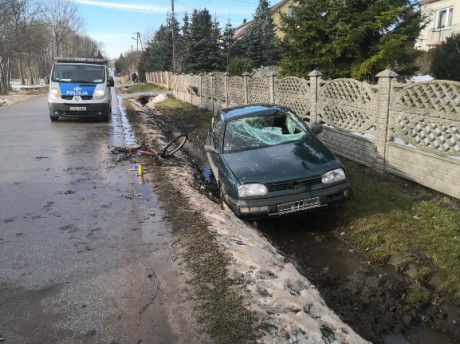 Golf w rowie, rowerzysta w szpitalu. Wypadek w gminie Bodzentyn