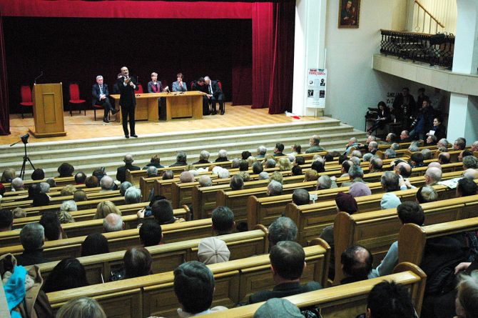 Temat tragedii smoleńskiej nie jest obojętny Polakom