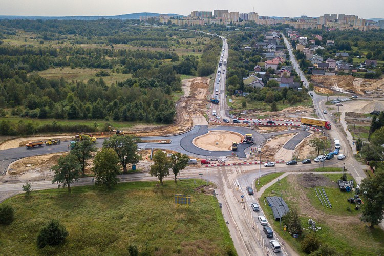 Widać już rondo u zbiegu Nowoszybowcowej i Radomskiej. Ale utrudnienia trwają