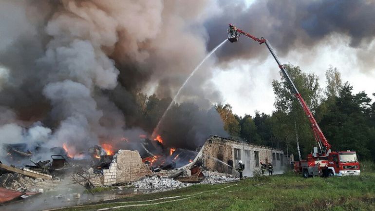 [PILNE] Pożar hal z tekstyliami w Wąchocku