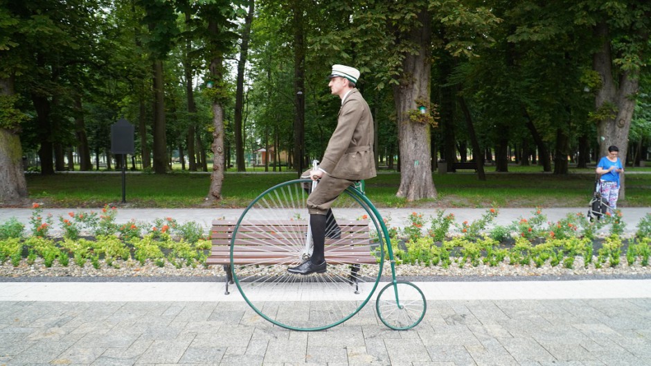 [ZDJĘCIA] Bolesław Prus ze swoim bicyklem w Busku-Zdroju