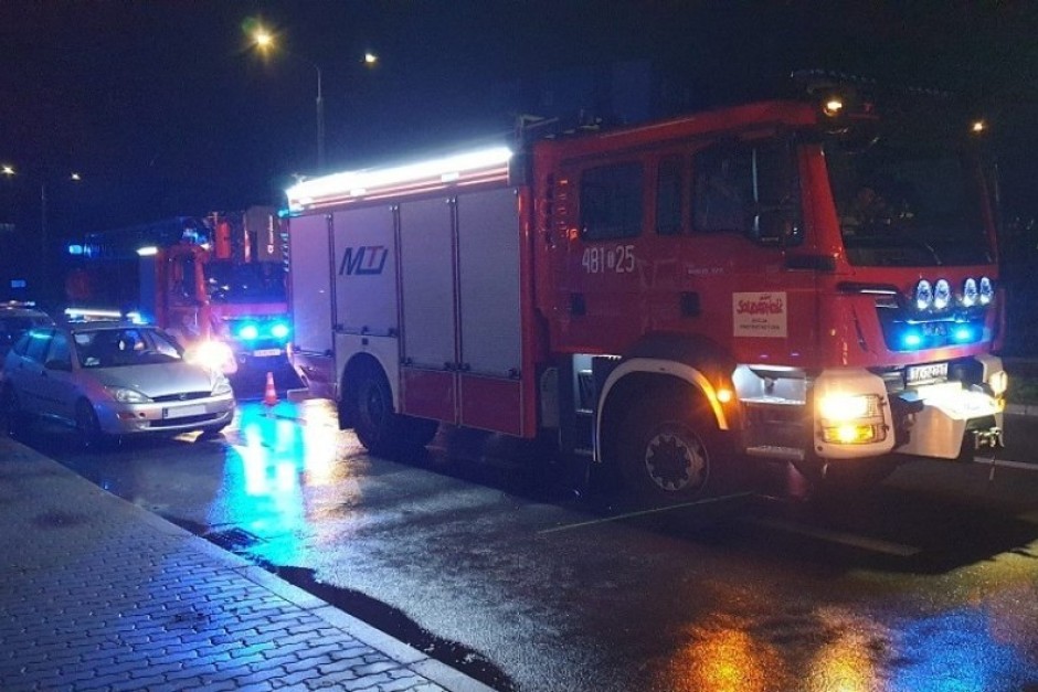 Pożar w Ostrowcu Świętokrzyskim. Dwie osoby w szpitalu