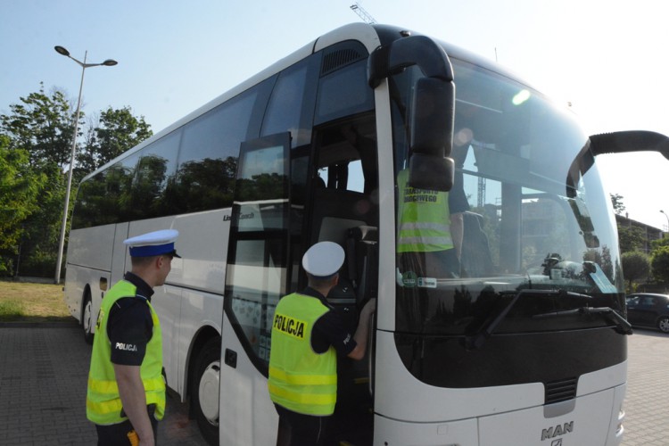 Trwają kontrole autokarów. Wspólne działania policji i ITD.