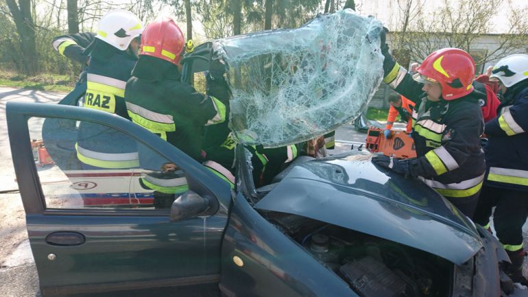 Wypadek koło Pińczowa. 90-latka przetransportował śmigłowiec