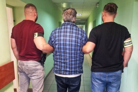 Odbierał pieniądze od ofiar oszustw. 61-latek z zarzutami