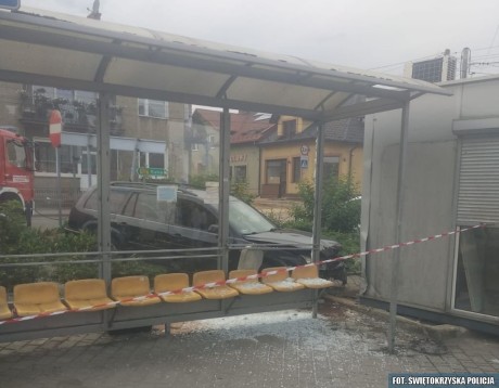 Na "podwójnym gazie” wjechał w przystanek. Policja szuka świadków