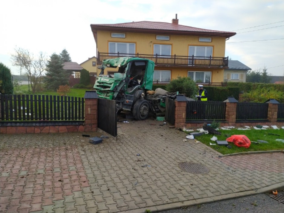 Wypadek drogowy w Hucie Koszary. Tir wjechał w ogrodzenie