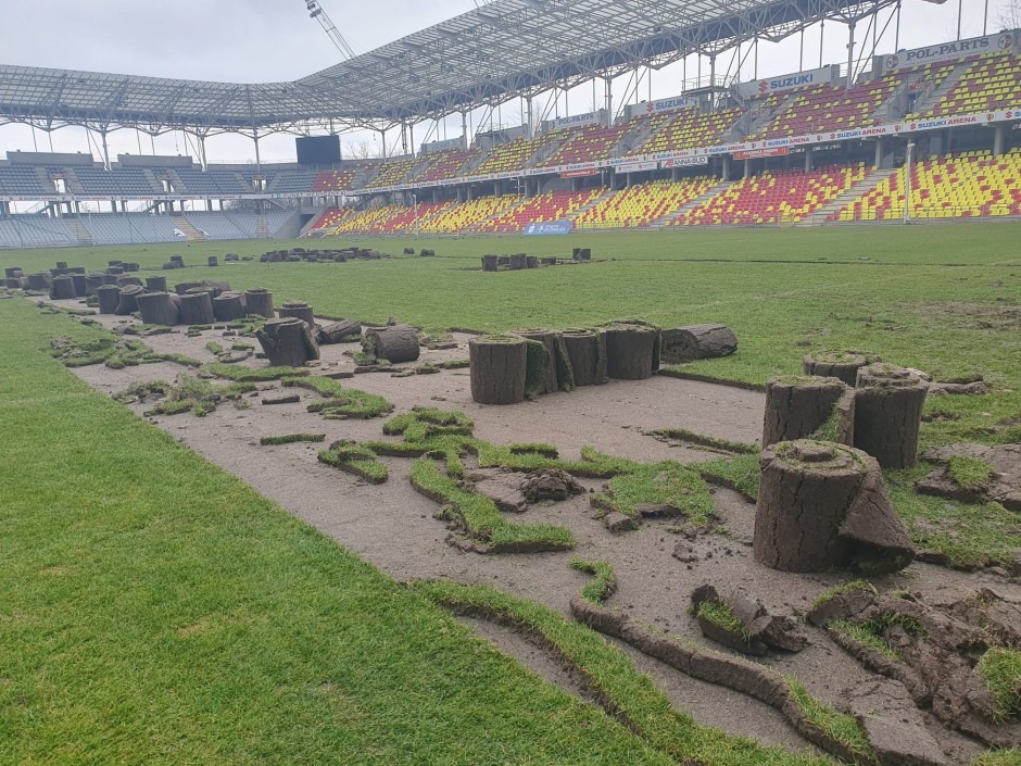 W środę ściągnięcie, w czwartek rozłożenie. Szybka akcja na Suzuki Arenie