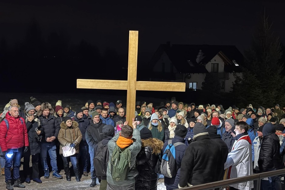 [FOTO] Mimo mrozu już po raz 11 przeszli na Święty Krzyż modląc się o trzeźwość