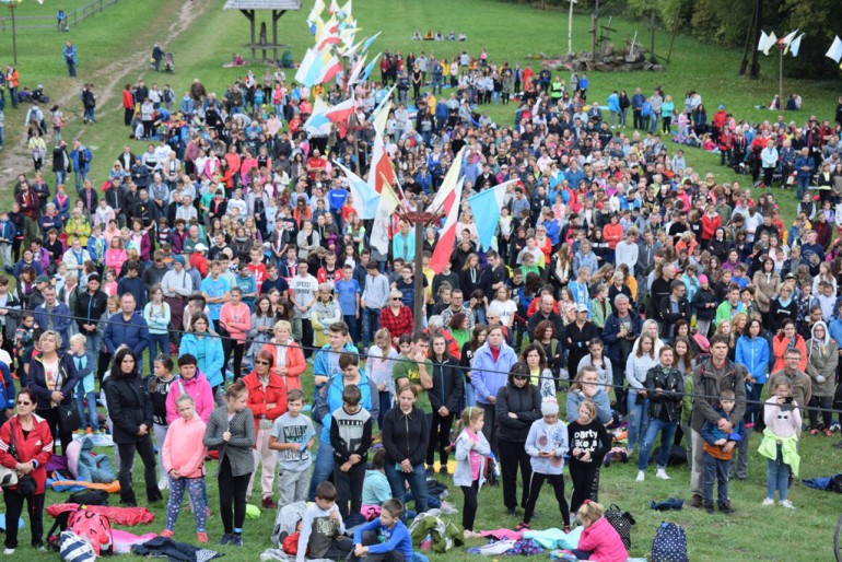 Pieszo i rowerem. Pielgrzymi dotarli na Święty Krzyż