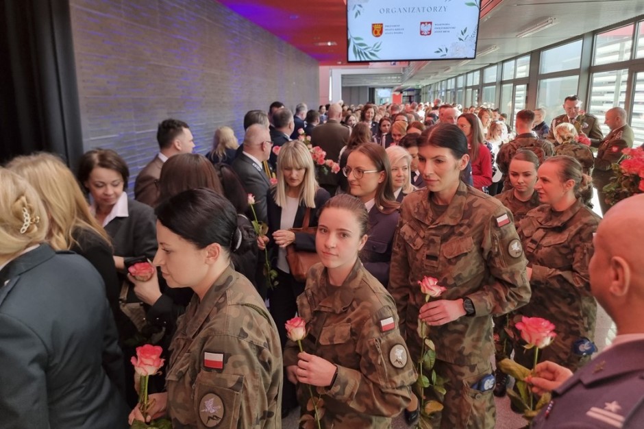 Kobiety w mundurach opanowały kieleckie targi