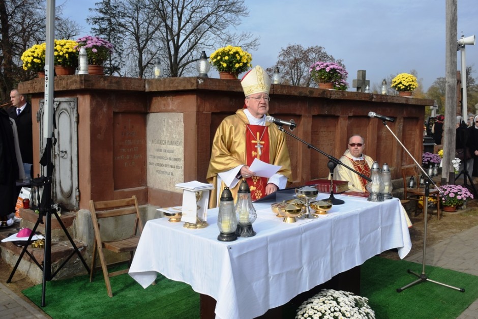 Biskup Andrzej Kaleta na Cmentarzu Nowym: Grób to nie koniec, to początek