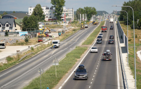 Kolejny etap budowy obwodnicy Morawicy w toku. Gotowa kładka w Bilczy