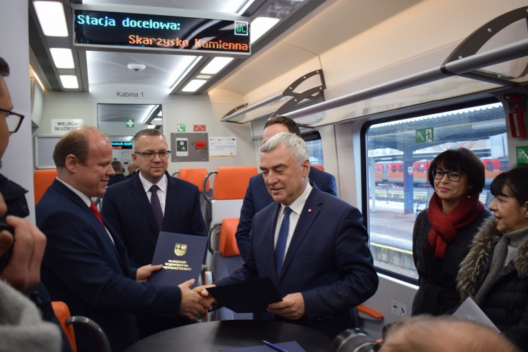 Nowoczesny pojazd szynowy już na torach
