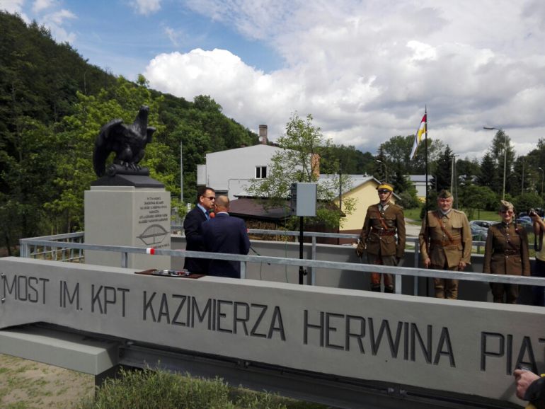Upamiętnili bohatera... i most