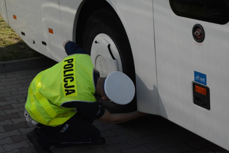 Autokary przewożące dzieci coraz bezpieczniejsze