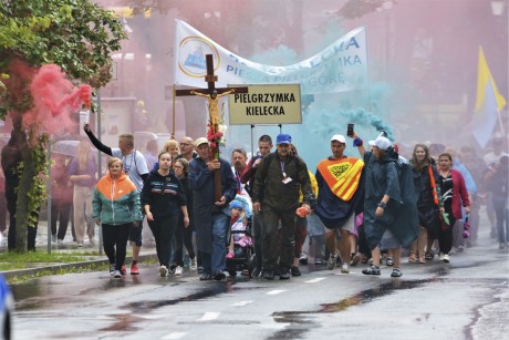 [VIDEO+FOTO] Deszcz przywitał pielgrzymkę w Kielcach. Pątnicy modlili się w katedrze