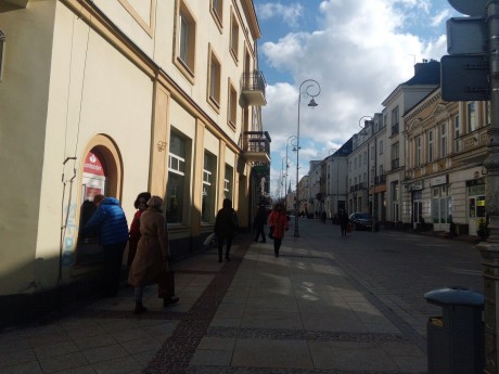 Koniec szturmów na banki? "Większość bankomatów nadal nie działa"