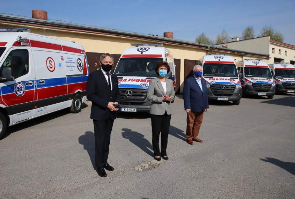 Świętokrzyskie Centrum Ratownictwa Medycznego ma nowe karetki. Trafią do ośmiu powiatów